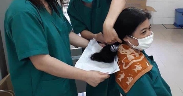 Hình ảnh một nữ bác sĩ quyết định cắt ngắn mái tóc dài để tiện cho công việc chống dịch trong bệnh viện. (Nguồn ảnh: vnreview.vn)